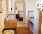 ferienwohnung-la-pagliera-gemauerte-kueche-mit-blick-zum-schlafzimmer.jpg