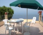 ferienwohnung-luana-terrasse-mit-sooenschirm.JPG