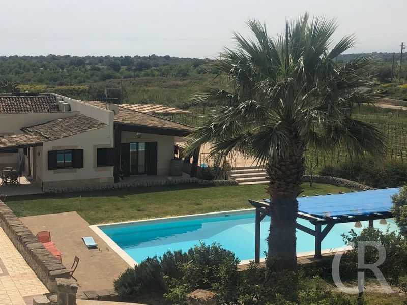 ferienwohnung-piscina-blick-auf-die-ferienwohnung-und-den-pool.jpg
