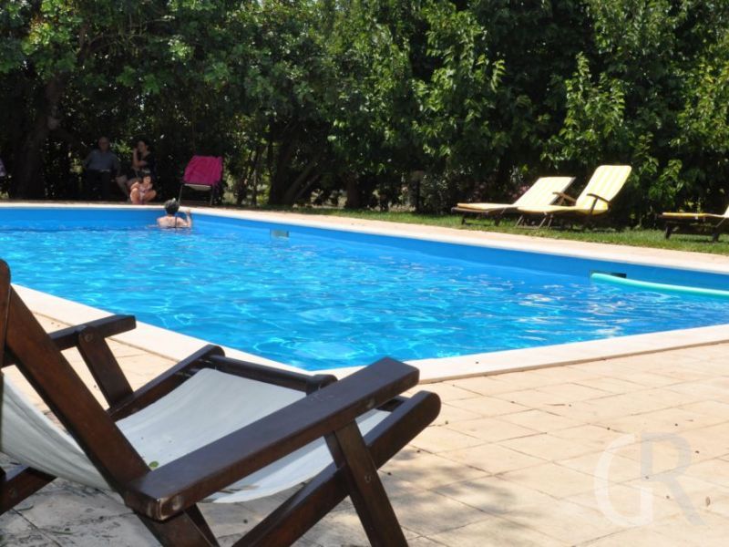 ferienwohnung-roccazzo-liegestuhl-am-pool.jpg