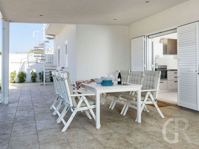 ferienwohnung-sirena-ueberdachte-terrasse-vor-dem-haus.jpg