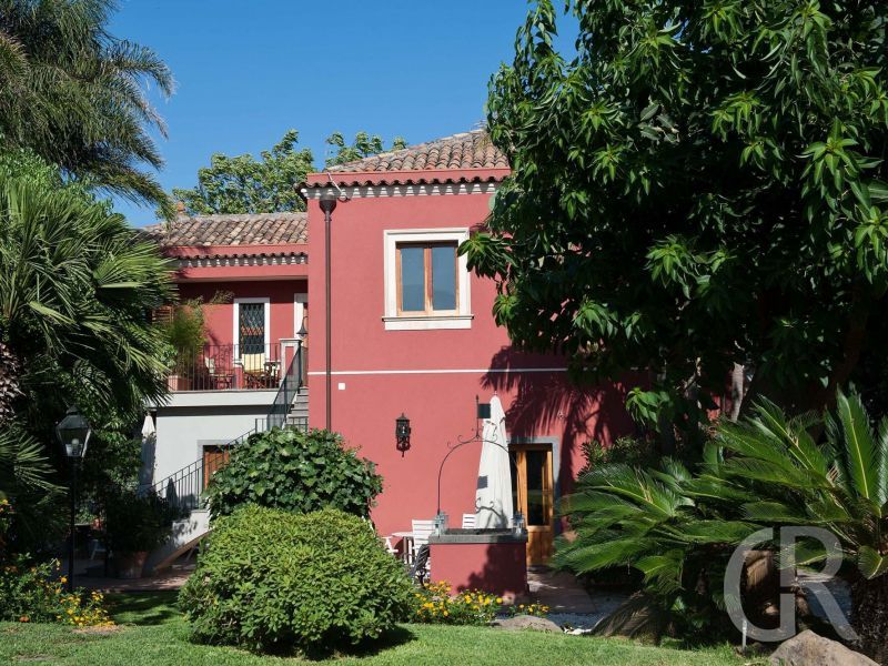ferienwohnung-tolrre-archirafi-blick-auf-das-haus-und-den-garten.jpg