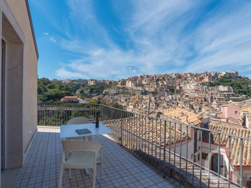 ferienwohnung-ulisse-terrasse-mit-blick-auf-die-altstadt.jpg