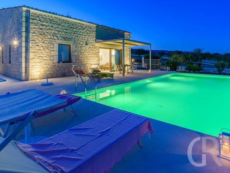 pool-bei-dunkelheit.jpg