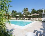timparosa-pool-mit-sonnenschirmen.jpg