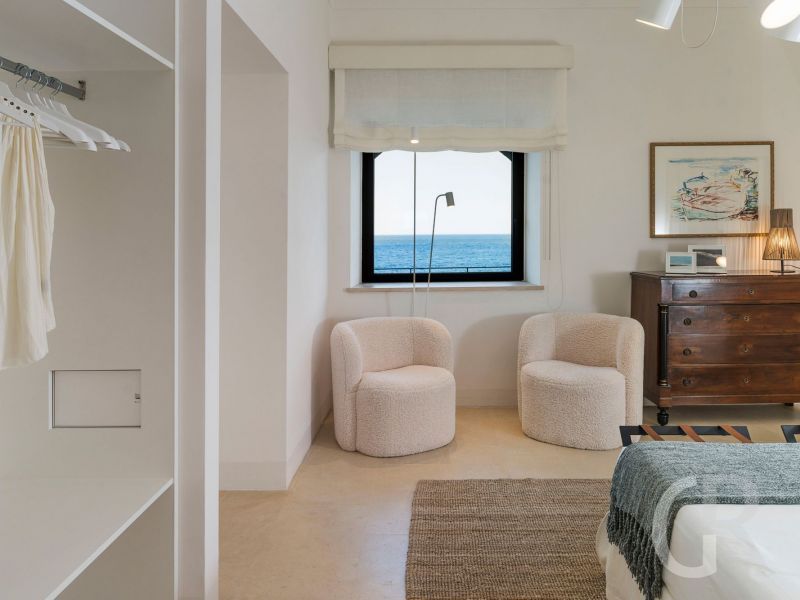villa-acqua-marina-sessel-im-schlafzimmer.jpg