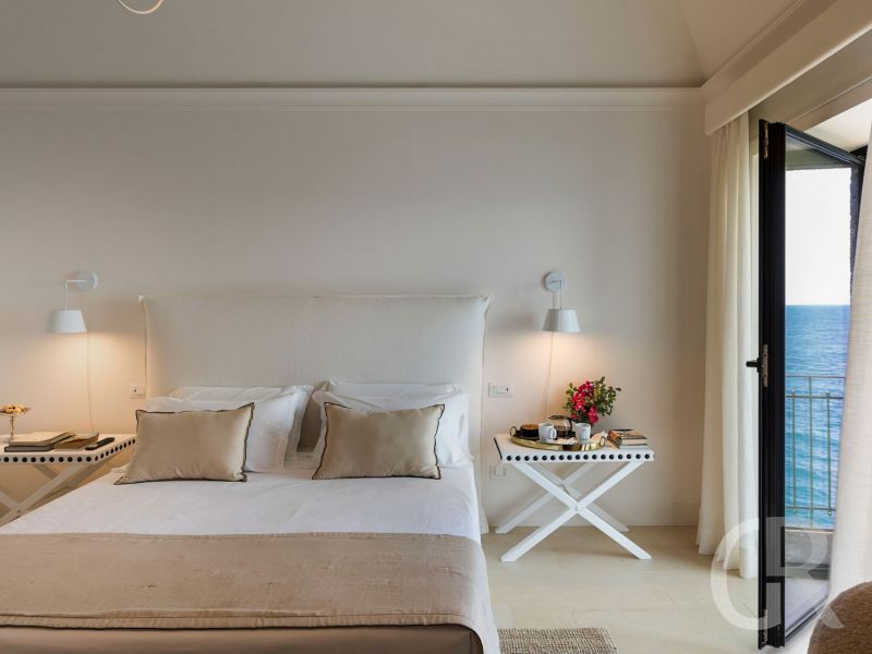 villa-acqua-marina-weiss-beiges-doppelbett.jpg