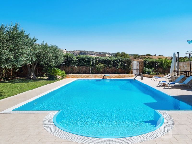 villa-afrodite-blick-auf-das-schwimmbad-und-garten.jpg