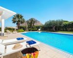 villa-afrodite-pool-garten-und-terrasse.jpg