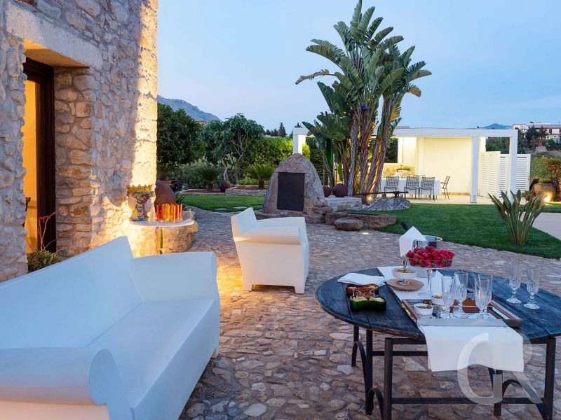 villa-ager-costa-gedeckter-tisch-am-abend.jpg