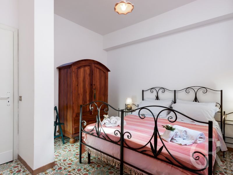 villa-al-faro-san-vito-schlafraum-mit-doppelbett.jpg