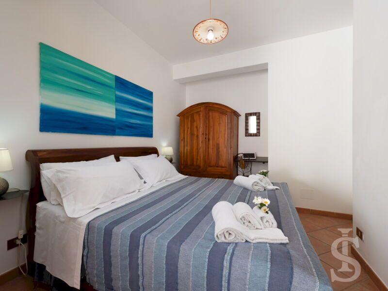 villa-al-faro-san-vito-schlafzimmer-mit-doppelbett.jpg