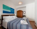 villa-al-faro-san-vito-schlafzimmer-mit-doppelbett.jpg
