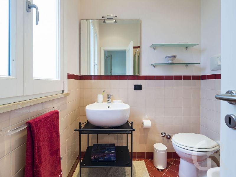 villa-ala-waschbecken-und-wc.jpg