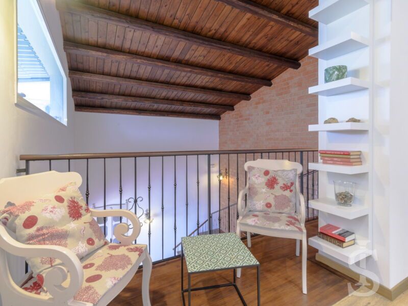 villa-amelia-an-der-treppe-im-obergeschoss.jpg