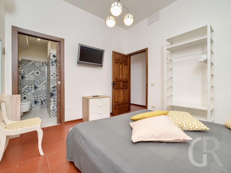 villa-amelia-schlafzimmer-mit-grossem-bett.jpg