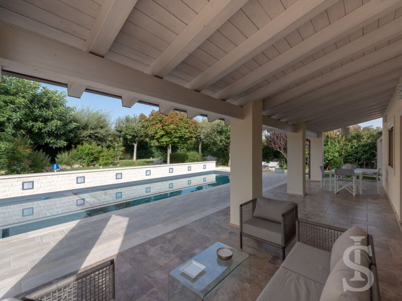 villa-angelina-ueberdachte-terrasse-zum-pool.jpg