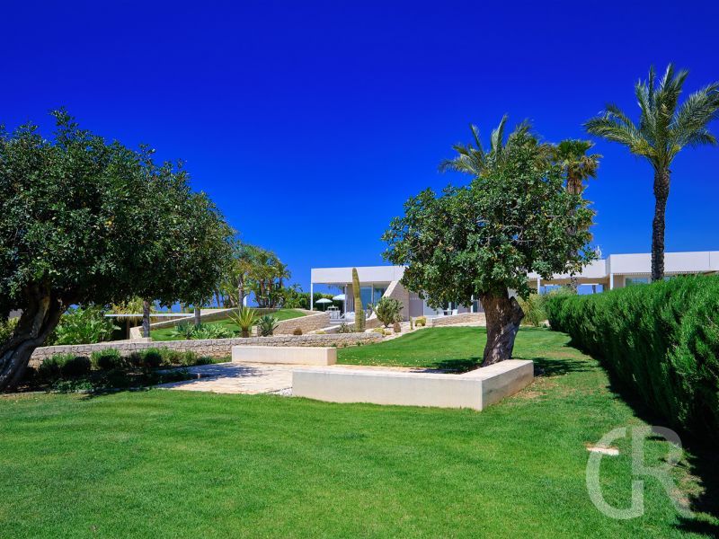 villa-anthea-blick-in-den-garten.jpg