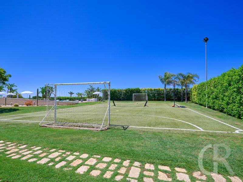 villa-anthea-kleines-fussballfeld.jpg