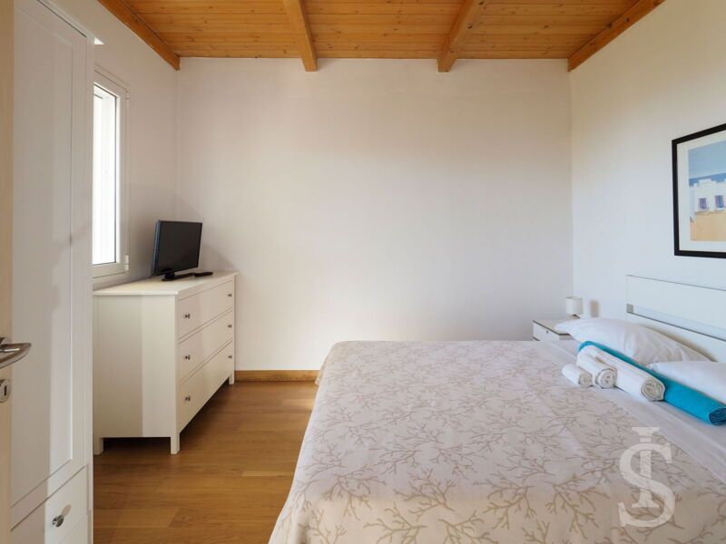 villa-ariel-schlafzimmer-mit-doppelbett.jpg