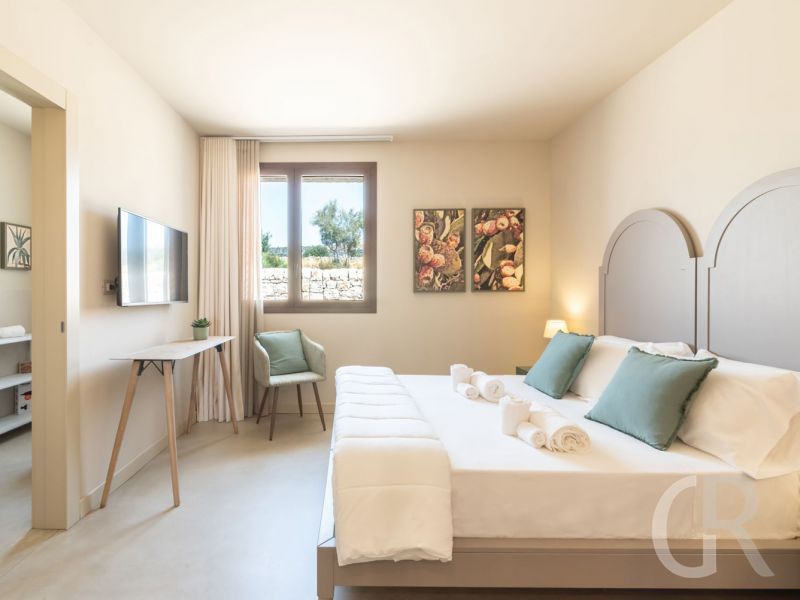 villa-auliva-grosses-doppelbett-im-schlafbereich.jpg