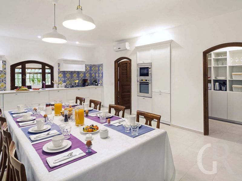 villa-blue-moon-einladend-gedeckter-tisch.jpg