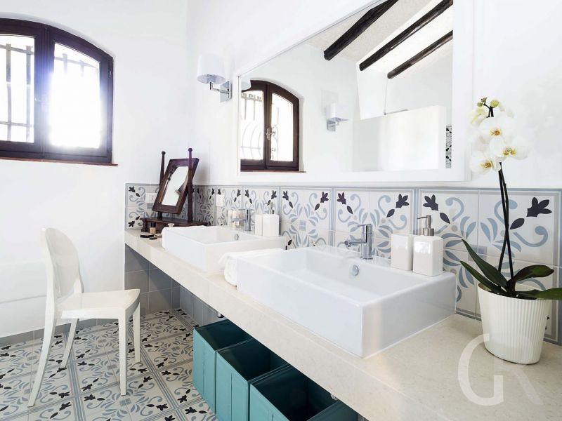 villa-blue-moon-waschbecken-im-badezimmer.jpg