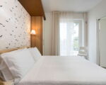 villa-blumarine-weisses-bett-im-schlafbereich.jpg