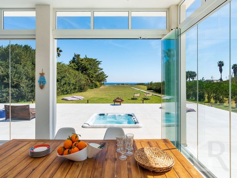 villa-caponegro-blick-zur-terrasse-und-zum-meer.jpg