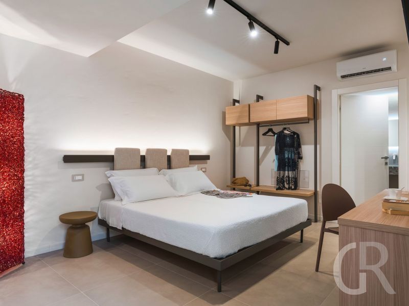 villa-castalia-schlafzimmer-mit-offenem-schrank.jpg
