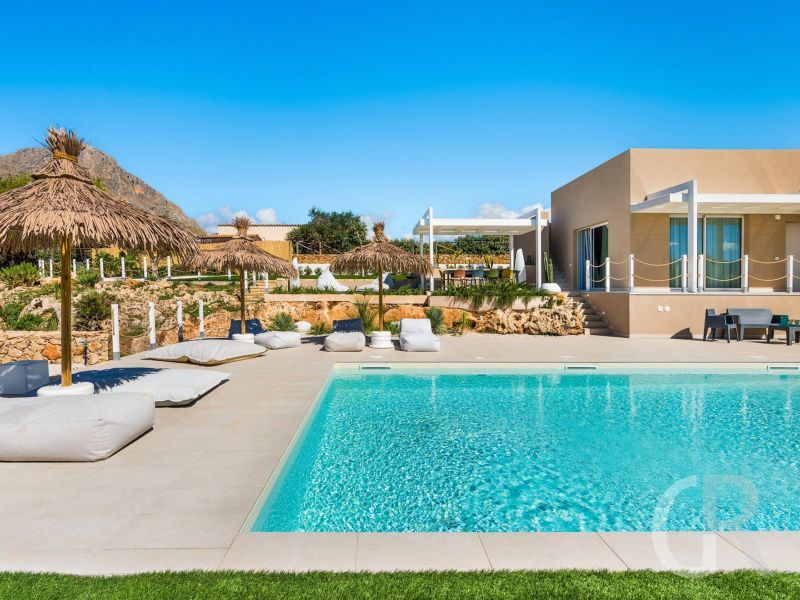 villa-castalia-schwimmbad-mit-liegen.jpg