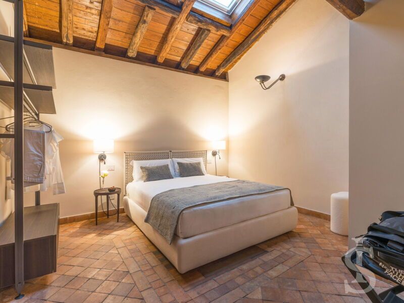 villa-continella-schlafzimmer-mit-doppelbett-und-dachfenster.jpg