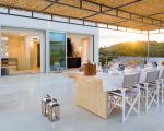 villa-contrada-beleuchteter-wohnbereich-und-terrasse.jpg