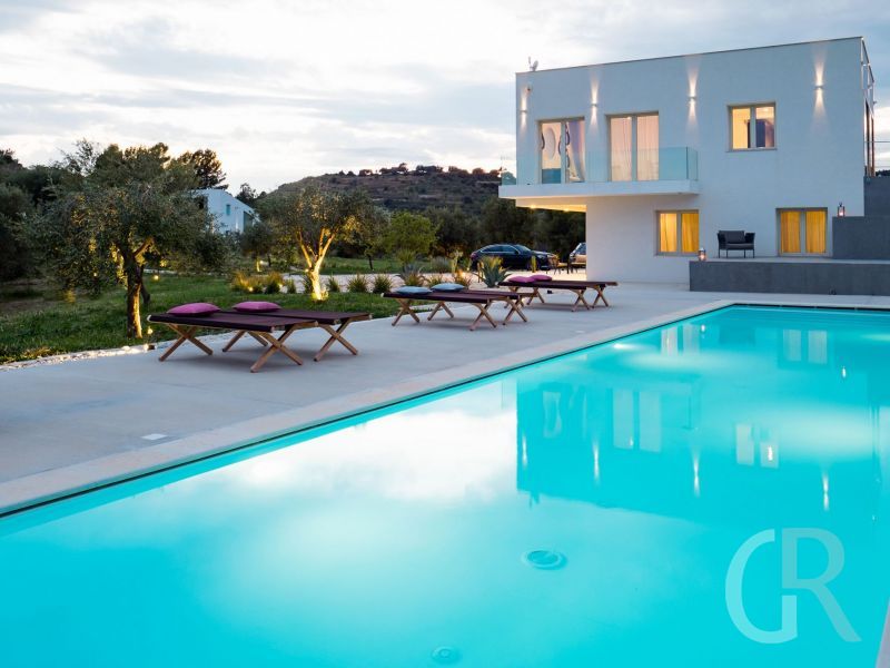 villa-contrada-pool-am-abend.jpg