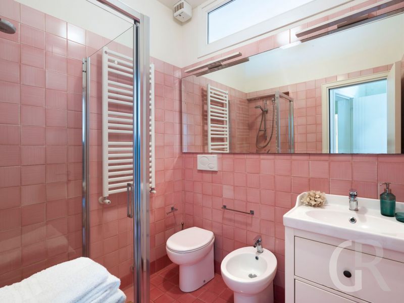 villa-coralia-badezimmer-in-rosa.jpg
