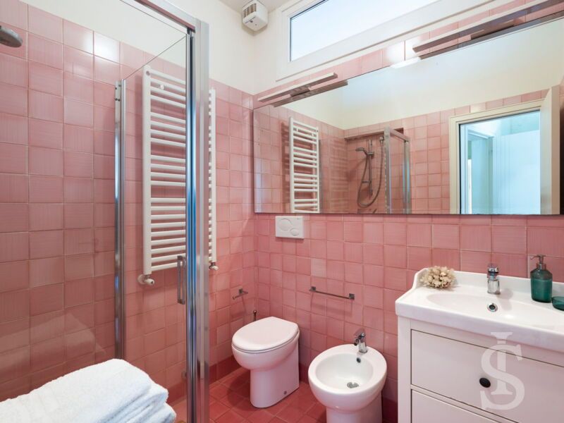 villa-coralia-badezimmer-in-rosa.jpg