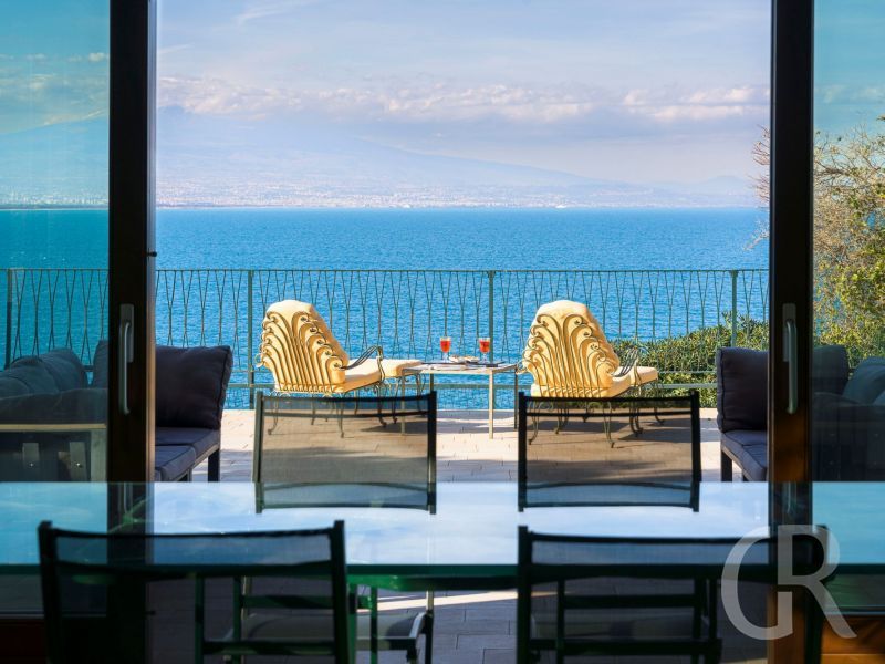 villa-coralia-esstisch-am-meer.jpg