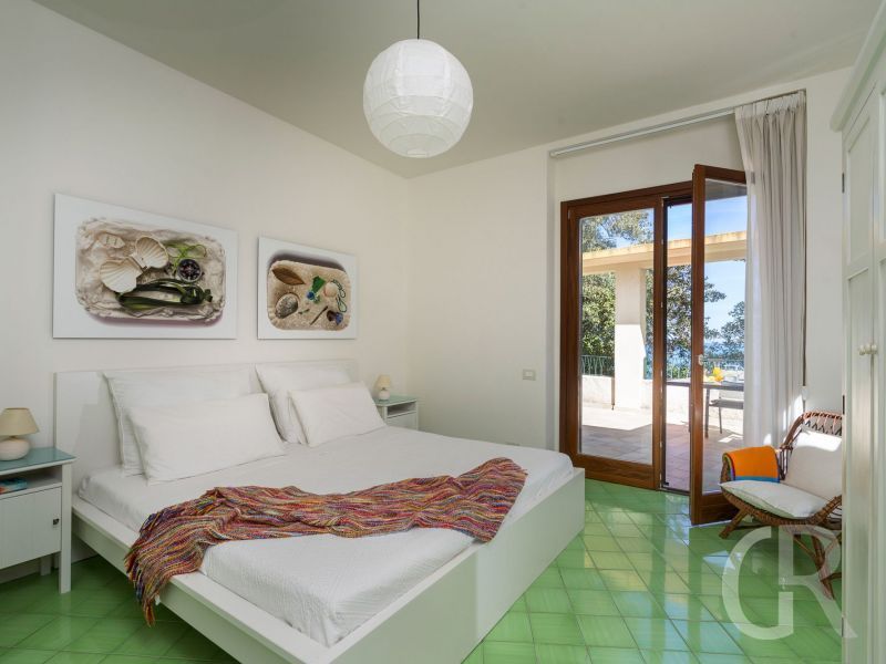 villa-coralia-schlafbereich-mit-bett.jpg