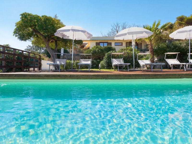 villa-coralia-sonnenschirme-am-schwimmbad.jpg