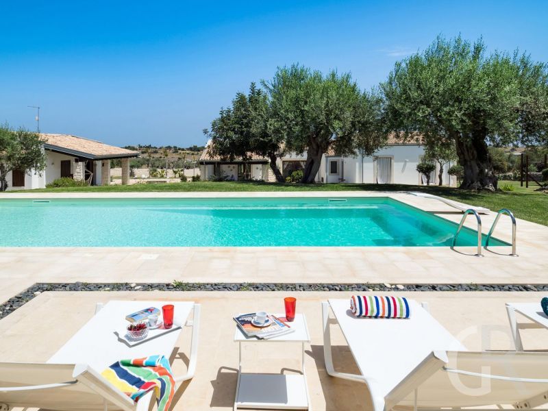 villa-corte-moscata-pool.jpg