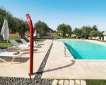 villa-corte-moscata-pool-mit-sonnenliegen.jpg