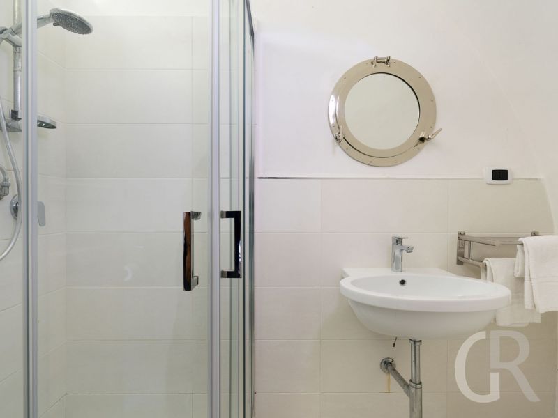 villa-del-mito-dusche-und-waschbecken.jpg