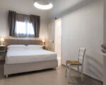villa-del-mito-kleineres-schlafzimmer-mit-doppelbett.jpg