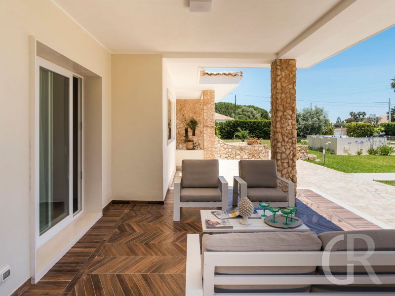 villa-diletta-terrassentisch.jpg