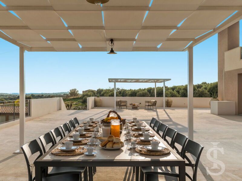 villa-dimora-bufalefi-ueberdachte-terrasse-mit-essplatz.jpg