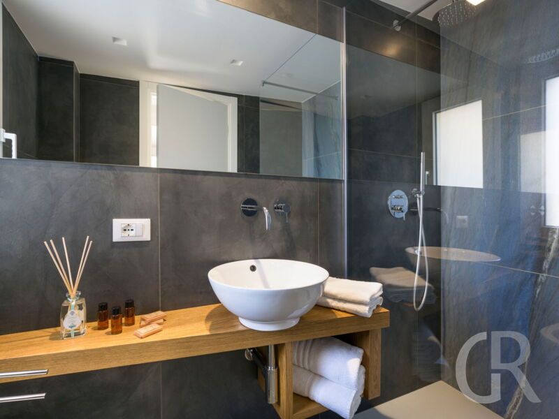 villa-dolce-vita-graues-badezimmer.jpg