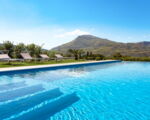 villa-dolce-vita-pool-mit-sonnenliegen.jpg