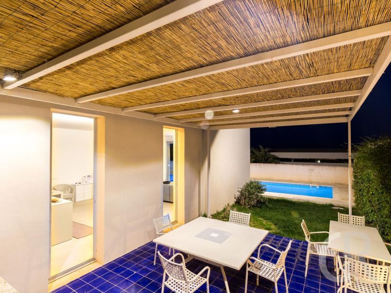 villa-federica-mit-ueberdachter-terrasse-am-abend.jpg