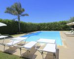 villa-flora-pool-mit-sonnenliegen-und-sonnenschirm.jpg