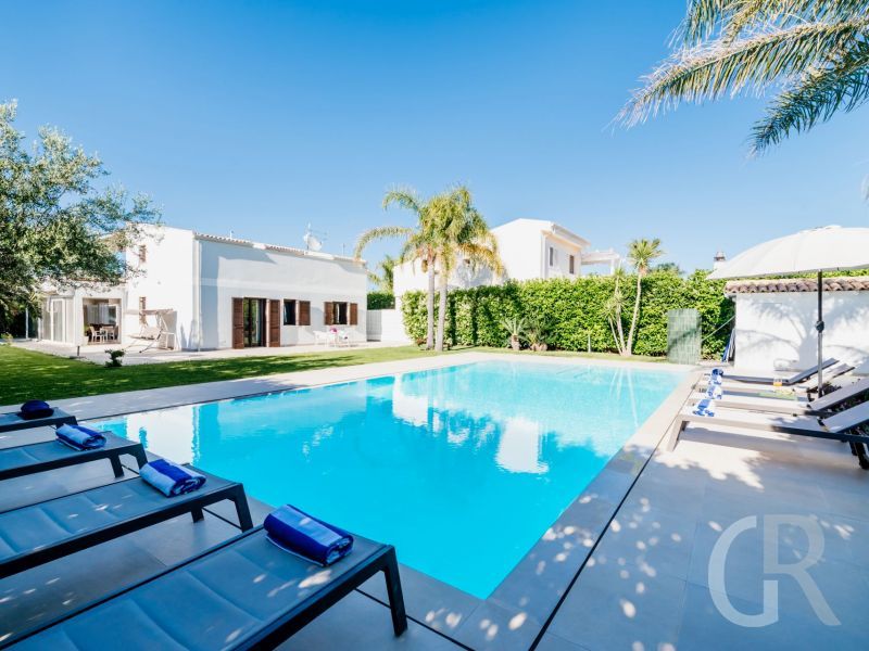 villa-flora-pool-mit-sonnenliegenjpg.jpg